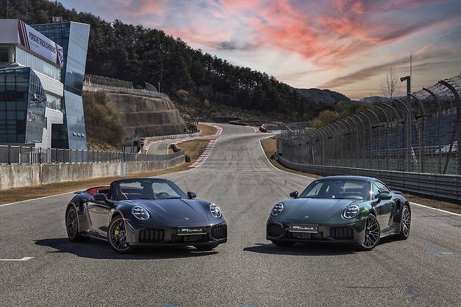 포르쉐 911 터보 S 카브리올레(왼쪽)·터보 S 쿠페.