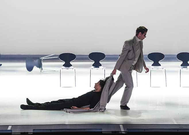 줄리앙 파브로 BBL 예술감독(오른쪽)이 23일 GS아트센터에서 ‘햄릿’을 선보이고 있다. 인아츠프로덕션