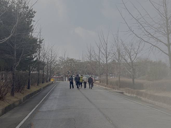 경기북부금연지원센터 금연캠프에 참여한 참가자들이 경기 고양시 국립암센터 인근 산길을 오르고 있다. 신지윤 기자