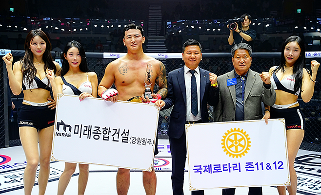 초대 로드FC 헤비급 챔피언 김태인이 2026년 3월 서울특별시 중구 장충체육관 특설 케이지에서 타이틀 1차 방어 성공 기념 촬영을 하고 있다. 사진=세계격투스포츠협회