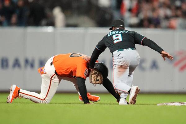 6회 케이시 슈미트는 이정후의 내야 안타 때 2루에서 오버런하다 아웃됐다. 사진= AP= 연합뉴스 제공