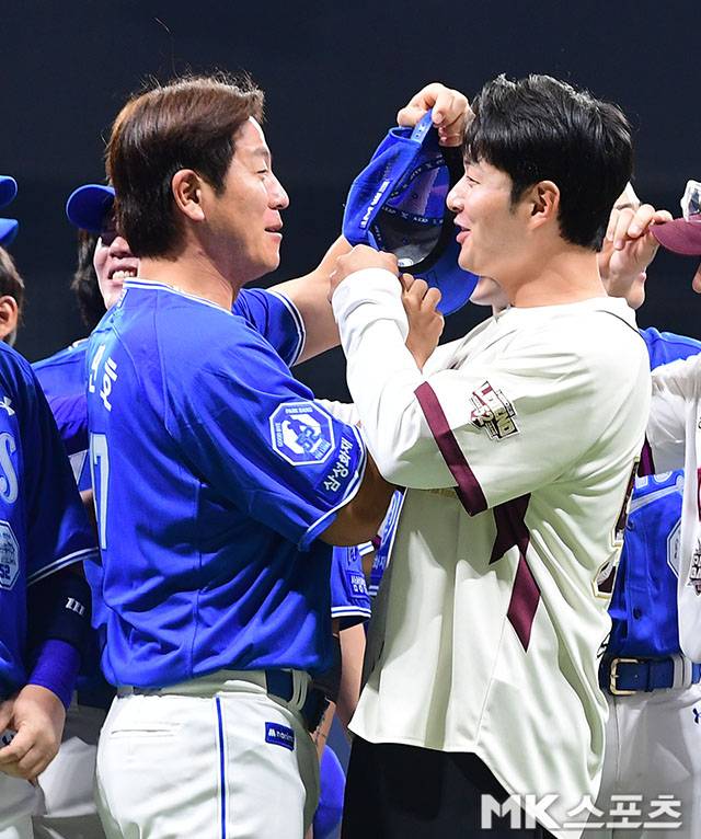 26일 오후 서울 고척스카이돔에서 ‘2026 신한 SOL KBO 리그’ 삼성 라이온즈와 키움 히어로즈 경기가 열렸다. 경기에 앞서 진행된 키움 박병호 코치 은퇴식에서 양팀 선수들이 그라운드에 나와 기념 촬영을 하고 있다. 사진(고척 서울)=김영구 기자
