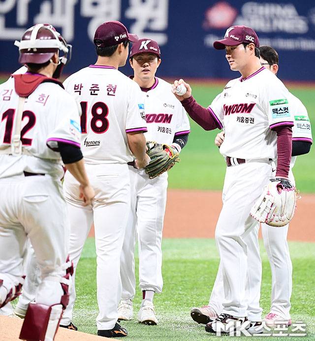 26일 오후 서울 고척스카이돔에서 ‘2026 신한 SOL KBO 리그’ 삼성 라이온즈와 키움 히어로즈 경기가 열렸다. 이날 은퇴식을 가진 키움 박병호 코치가 키움 선발 박준현에게 공을 전달하고 있다. 사진(고척 서울)=김영구 기자