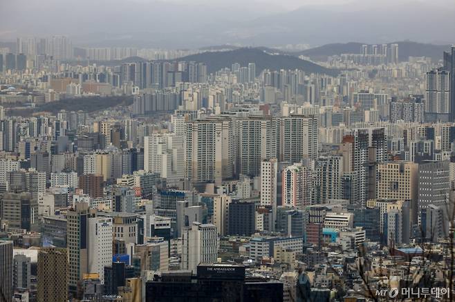 [서울=뉴시스] 정병혁 기자 = 24일 서울 중구 남산에서 서울시내 아파트가 보이고 있다.