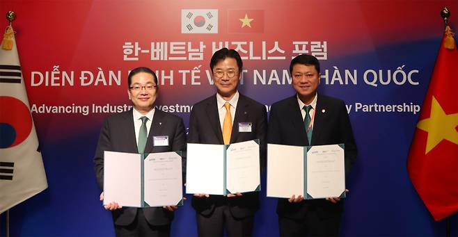 지난 23일 하노이. 하나은행은 베트남투자개발은행(BIDV) 및 한국해외인프라도시개발공사(KIND)과 함께 '베트남 및 해외 인프라 사업 협력을 위한 3자 간 업무협약'을 체결했다. 이날 협약식에 참석한 이호성 하나은행장(사진 왼쪽)이, 레 응옥 럼 BIDV 은행장(사진 오른쪽), 김복환 한국해외인프라도시개발지원공사(KIND) 사장과 함께 업무협약서를 들고 기념촬영을 하고 있다./사진=하나은행