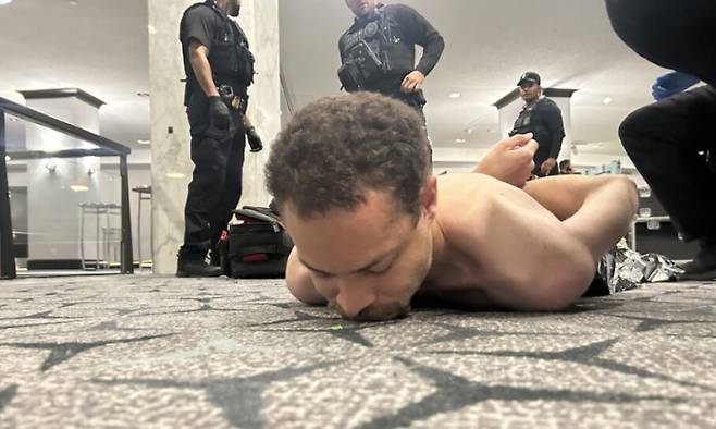 미국 백악관 출입기자단 만찬 행사 도중 발생한 총격 사건의 용의자 콜 토머스 앨런이 현장에서 체포된 모습./사진=도널드 트럼프 미국 대통령 트루스소셜 페이지 캡처