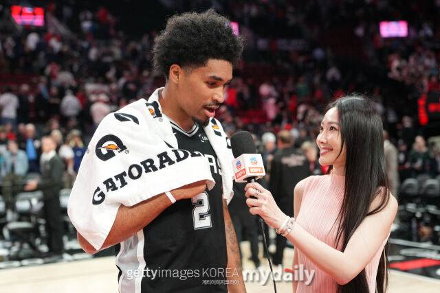 승리 후 인터뷰하는 하퍼(왼쪽). /게티이미지코리아