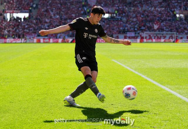바이에른 뮌헨의 김민재가 25일 독일 마인츠에서 열린 2025-26시즌 분데스리가 31라운드에서 킥을 하고 있다./게티이미지코리아