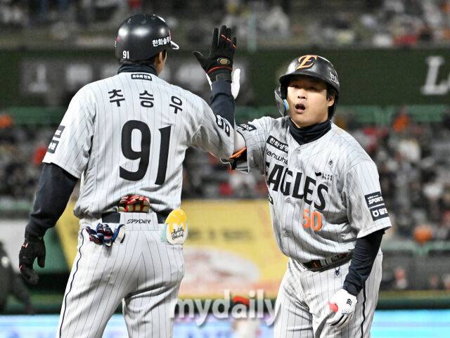 7일 오후 인천 SSG랜더스필드에서 진행된 '2026 프로야구 KBO리그' SSG랜더스와 한화 이글스의 경기. 한화 강백호가 9회초 1사 1,2루서 1타점 적시타를 친 뒤 환호하고 있다./마이데일리