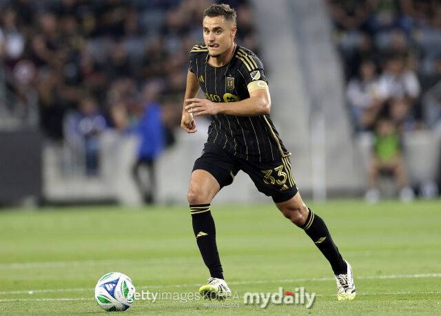 LAFC의 아론 롱이 2025년 7월 열린 FC달라스와의 MLS 경기에서 드리블을 하고 있다./게티이미지코리아