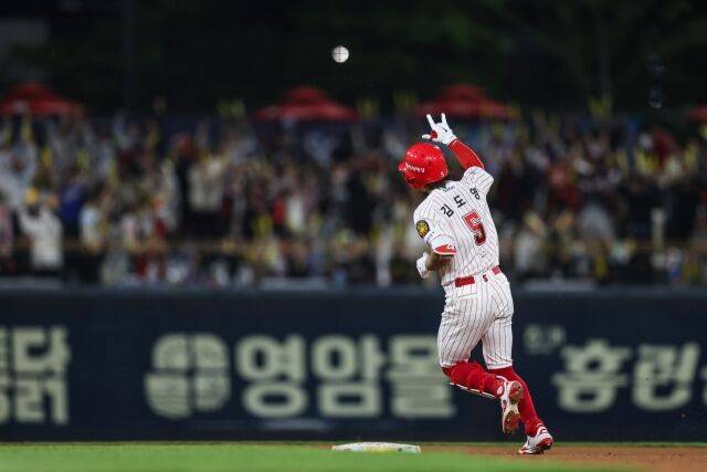 KIA 타이거즈 김도영이 24일 광주KIA챔피언스필드에서 열린 롯데 자이언츠와의 홈 경기서 홈런을 치고 그라운드를 돌고 있다./KIA 타이거즈 제공