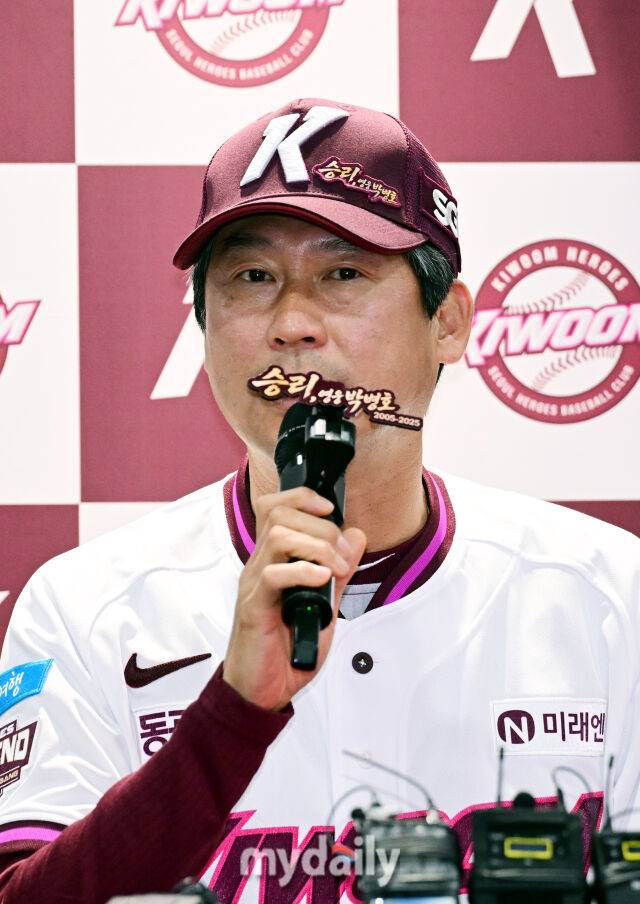 키움 설종진 감독이 26일 오후 서울 고척스카이돔에서 진행되는 '2026 신한 SOL Bank KBO리그' 삼성--키움의 경기 전 취재진과 인터뷰를 하고 있다./고척 = 곽경훈 기자