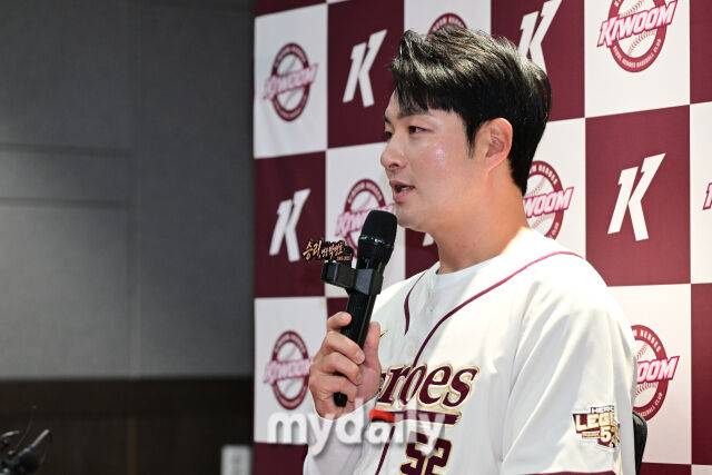 키움 박병호가 26일 오후 서울 고척스카이돔에서 진행되는 '2026 신한 SOL Bank KBO리그' 삼성--키움의 경기 전 취재진과 인터뷰를 하고 있다./고척 = 곽경훈 기자