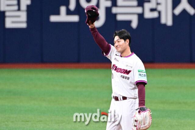 키움 박병호가 26일 오후 서울 고척스카이돔에서 진행된 '2026 신한 SOL Bank KBO리그' 삼성--키움의 경기에서 팬들에게 마지막 인사를 하고 있다./고척 = 곽경훈 기자