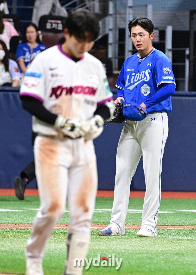 삼성 미야지가 26일 오후 서울 고척스카이돔에서 진행된 '2026 신한 SOL Bank KBO리그' 삼성--키움의 경기 8회말 키움 박수종에게 미안함을 표시하고 있다./고척 = 곽경훈 기자