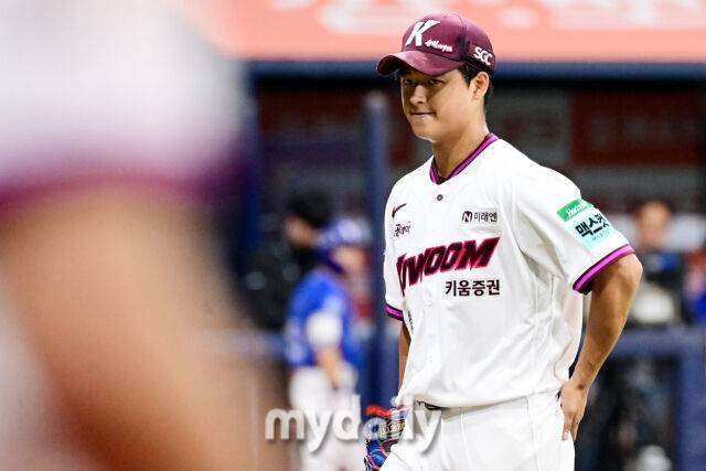 키움 박준현이 26일 오후 서울 고척스카이돔에서 진행된 '2026 신한 SOL Bank KBO리그' 삼성--키움의 경기 5회초 2사 1,2루에서 최형우를 땅볼로 잡은 뒤 기뻐하고 있다./고척 = 곽경훈 기자