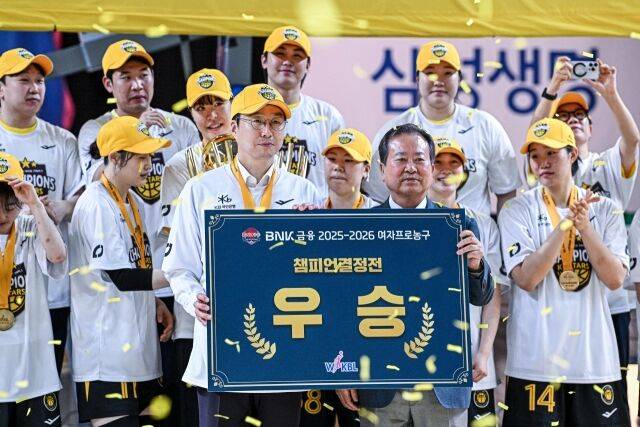 김완수 청주 KB국민은행 스타즈 감독(왼쪽)이 우승을 차지한 뒤 기뻐하고 있다. /WKBL 제공