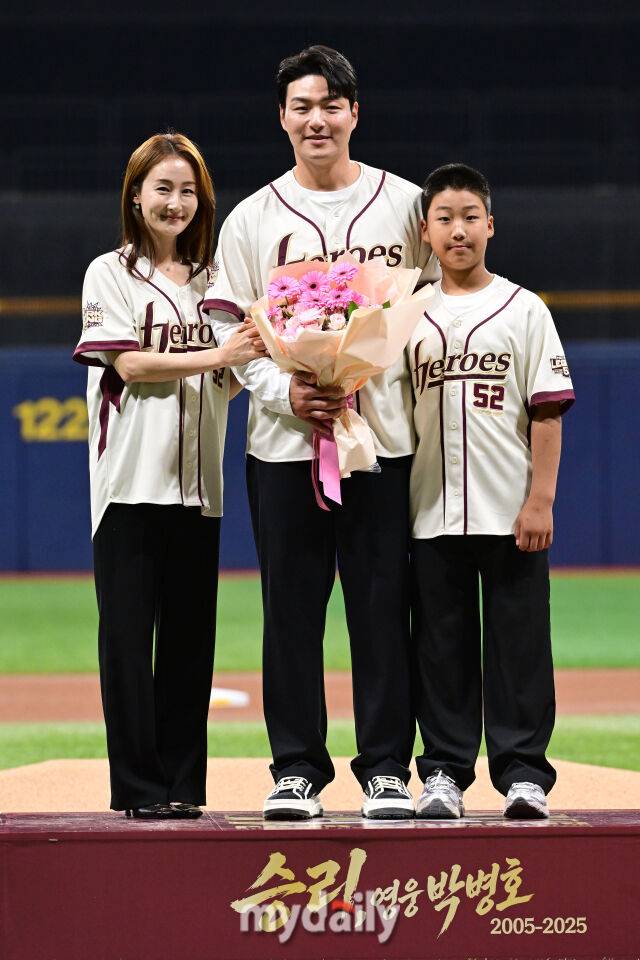 키움 박병호가 26일 오후 서울 고척스카이돔에서 진행된 은퇴식에서 가족들과 함께 기념촬영을 하고 있다./고척 = 곽경훈 기자