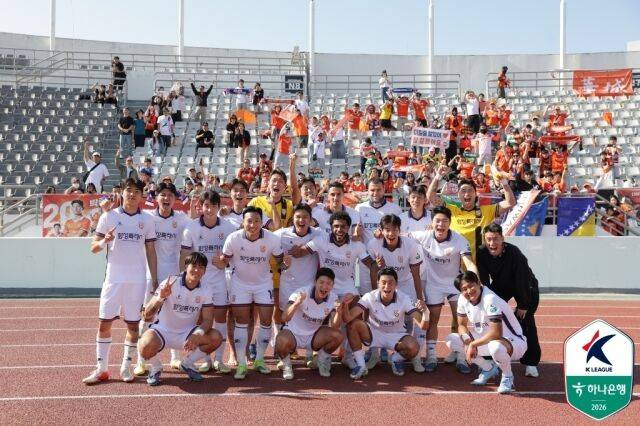 화성FC가 26일 목동종합운동장에서 열린 서울 이랜드와 원정 경기에서 2-1로 승리했다. 승리 후 기념 사진을 촬영하고 있는 화성 선수단./프로축구연맹 제공