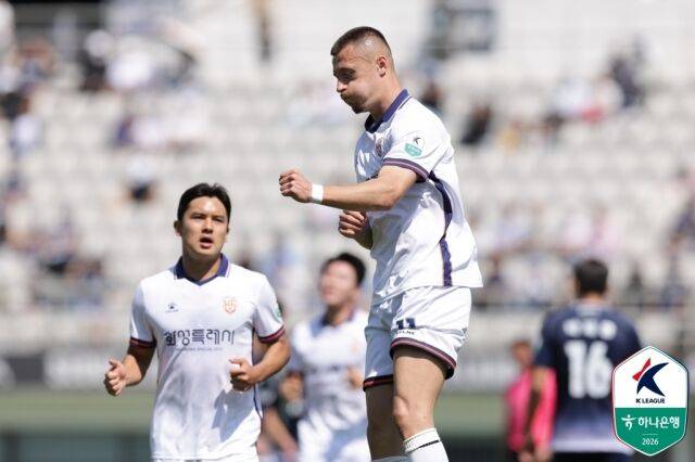 화성FC가 26일 목동종합운동장에서 열린 서울 이랜드와 9라운드 원정 경기에서 2-1로 승리했다. 플라나가 선제골을 넣은 뒤 세레머니를 펼치고 있다./프로축구연맹 제공