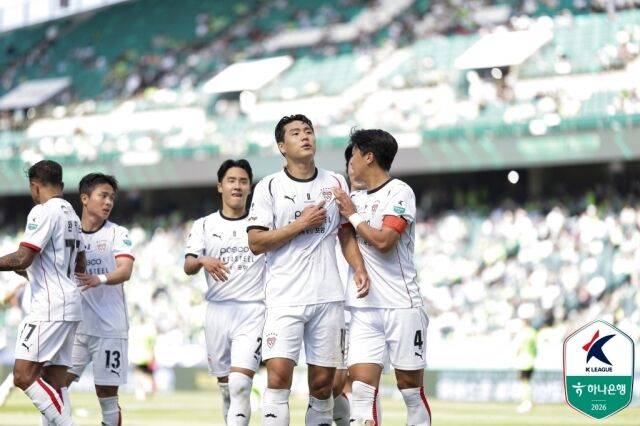 전북 현대가 26일 전주월드컵경기장에서 열린 포항 스틸러스와의 10라운드 홈 경기에서 3-2로 승리했다. 골을 넣은 뒤 세레머니를 하고 있는 포항 이호재(19번)./프로축구연맹 제공