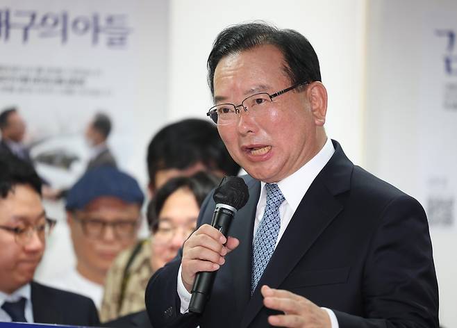 26일 오후 대구 달서구 두류역 인근에 마련된 더불어민주당 김부겸 대구시장 예비후보의 희망캠프 선거사무소 개소식에서 김 예비후보가 발언하고 있다. [연합]