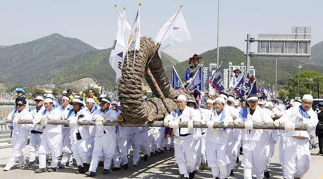 단종문화제 대미를 장식한 화합상징 칡줄다리기