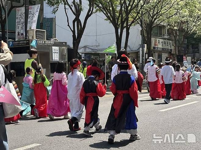 [서울=뉴시스] 유하영 인턴기자=구군복 등 다양한 한복을 차려입은 아이들이 25일 서울 중구 명보아트홀 사거리에서 열린 '2026 이순신 축제'에 참여하고 있다. 2026.04.25.