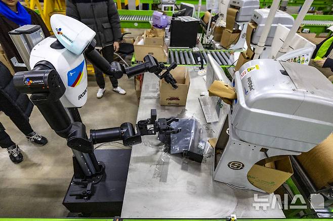 [군포=뉴시스] 정병혁 기자 = 지난 10일 경기 군포시 CJ대한통운 스마트풀필먼트센터에서 AI 휴머노이드 로봇이 완충재 보충, 박스 적재 등 포장 작업을 하고 있다. 2026.0109. jhope@newsis.com