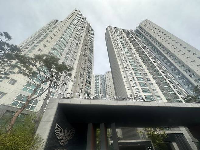 [서울=뉴시스] 박형훈 인턴기자 = 최근 국평 17억 4000만원을 기록한 셔세권 수혜 단지인 수지구 성복역 롯데캐슬골드타운 2026.04.23. *재판매 및 DB 금지 *재판매 및 DB 금지