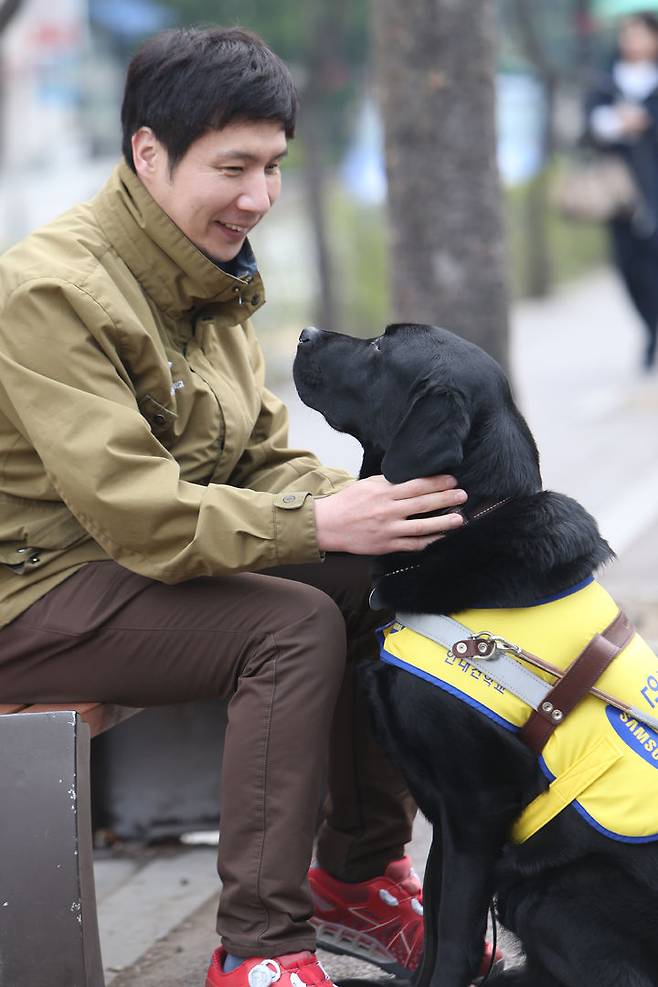 [세종=뉴시스]유석종 삼성화재 안내견학교 프로가 안내견과 함께 있는 모습. (사진=유석종씨 제공) 2026.04.26. photo@newsis.com  *재판매 및 DB 금지