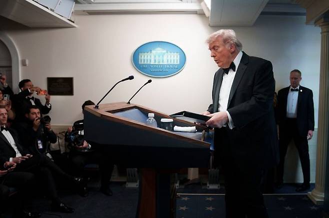 [워싱턴=AP/뉴시스] 도널드 트럼프 미국 대통령이 25일(현지 시간) 워싱턴 힐튼 호텔에서 열린 '백악관 출입기자단 연례 만찬'(WHCD) 행사장에서 총격 사건이 발생한 후, 입장을 발표하기 위해 백악관 브리핑룸 단상에 오르고 있다. 2026.04.26.