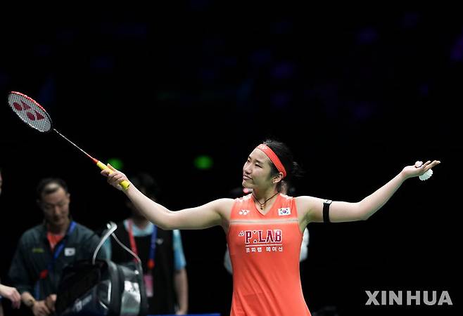 [닝보=신화/뉴시스] 12일(현지 시간) 중국 닝보 올림픽 스포츠 센터에서 열린 2026 아시아배드민턴선수권대회 여자 단식 결승에서 중국의 왕즈이를 꺾고 우승을 차지한 안세영이 기뻐하고 있다. 2026.04.12.