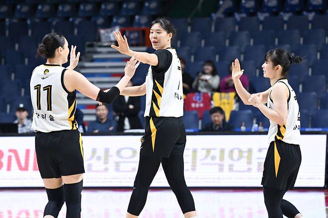 [서울=뉴시스] 여자프로농구 청주 KB국민은행. 왼쪽부터 강이슬, 박지수, 허예은(사진=WKBL 제공)