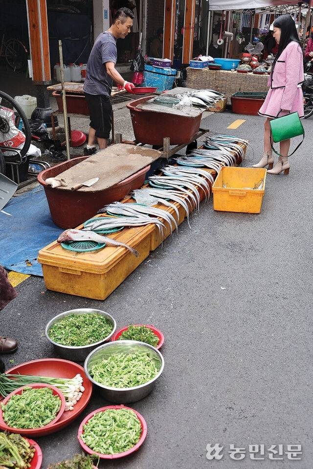매월 날짜 끝자리가 2와 7일 때만 열리는 ‘중앙시장 오일장’. 두릅·냉이·미나리 같은 제철 나물부터 갈치·홍게·조개 등 다양한 해산물까지 만날 수 있다. 경주=김도웅 프리랜서 기자