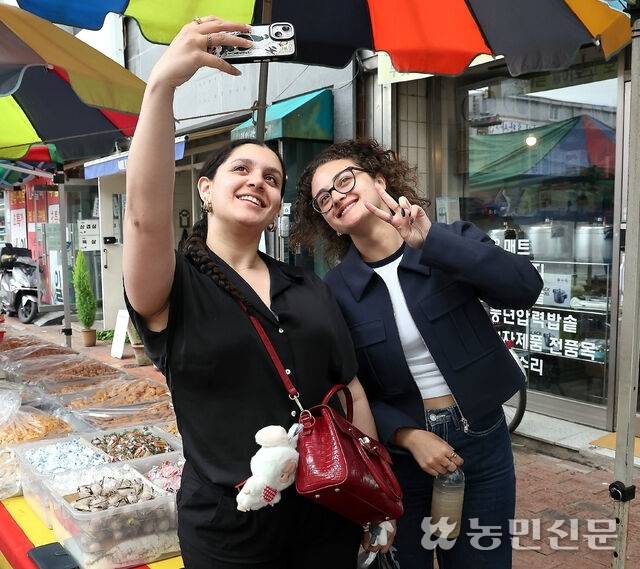 시장에서 사진을 남기는 아야(왼쪽)와 알바. 경주=김도웅 프리랜서 기자