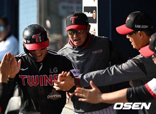 [OSEN=잠실, 이대선 기자] 25일 서울 잠실야구장에서 2026 신한 SOL KBO리그 두산 베어스와 LG 트윈스의 경기가 열렸다.이날 두산은 최민석, LG는 톨허스트를 선발로 내세웠다.9회초 1사 만루에서 LG 문성주의 중전 적시타 때 홈을 밟은 천성호가 더그아웃에서 염경엽 감독과 환호하고 있다. 2026.04.25 /sunday@osen.co.kr