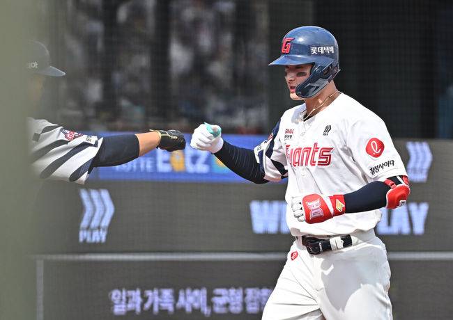 [OSEN=부산, 이석우 기자] 5일 부산 사직야구장에서 2026 신한 SOL KBO 리그 롯데 자이언츠와 SSG 랜더스의 경기가 열렸다. 홈팀 롯데는 박세웅이, 방문팀 SSG는 베니지아노가 선발 출전했다.롯데 자이언츠 윤동희가 3회말 무사 1루 좌월 2점 홈런을 치고 하이파이브를 하고 있다. 2026.04.05 / foto0307@osen.co.kr
