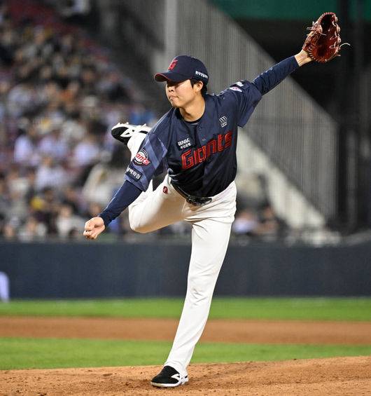 [OSEN=잠실, 이대선 기자] 16일 서울 잠실야구장에서 2026 신한 SOL KBO리그 LG 트윈스와 롯데 자이언츠의 경기가 열렸다.이날 LG는 치리노스, 롯데는 로드리게스를 선발로 내세웠다.8회말 무사에서 롯데 쿄야마가 역투하고 있다. 2026.04.16 /sunday@osen.co.kr