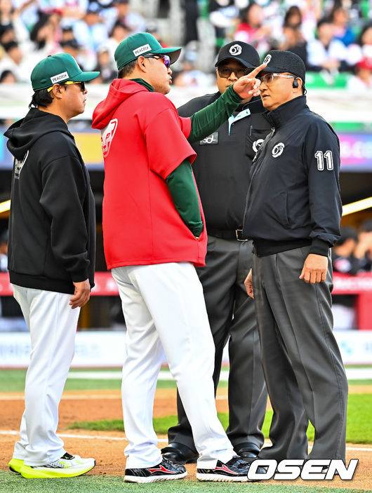 [OSEN=인천, 민경훈 기자] 25일 오후 인천 SSG랜더스필드에서 ‘2026 신한 SOL Bank KBO리그' SSG 랜더스와 KT 위즈의 경기가 진행됐다. 3회말 2사 주자 3루 SSG 한유섬 타석에서 SSG 이숭용 감독이 그라운드로 나와 보크 아닌 것에 항의하고 있다. 2026.04.25 / rumi@osen.co.kr