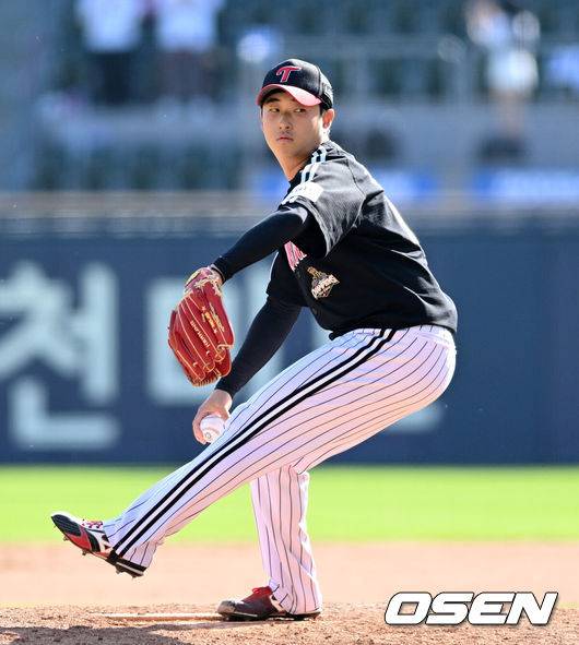 [OSEN=잠실, 이대선 기자] 25일 서울 잠실야구장에서 2026 신한 SOL KBO리그 두산 베어스와 LG 트윈스의 경기가 열렸다.이날 두산은 최민석, LG는 톨허스트를 선발로 내세웠다.7회말 무사에서 LG 김진수가 역투하고 있다. 2026.04.25 /sunday@osen.co.kr