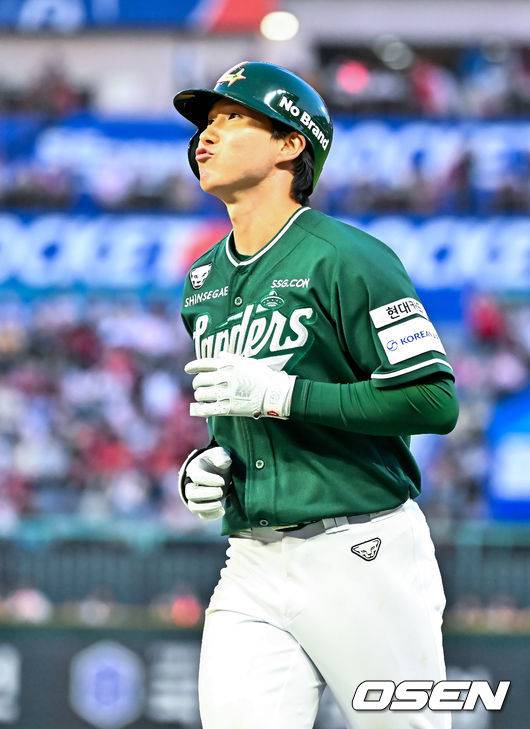 [OSEN=인천, 민경훈 기자] 25일 오후 인천 SSG랜더스필드에서 ‘2026 신한 SOL Bank KBO리그' SSG 랜더스와 KT 위즈의 경기가 진행됐다. 7회말 2사 SSG 박성한이 유격수 앞 땅볼로 물러나며 아쉬워하고 있다. 2026.04.25 / rumi@osen.co.kr