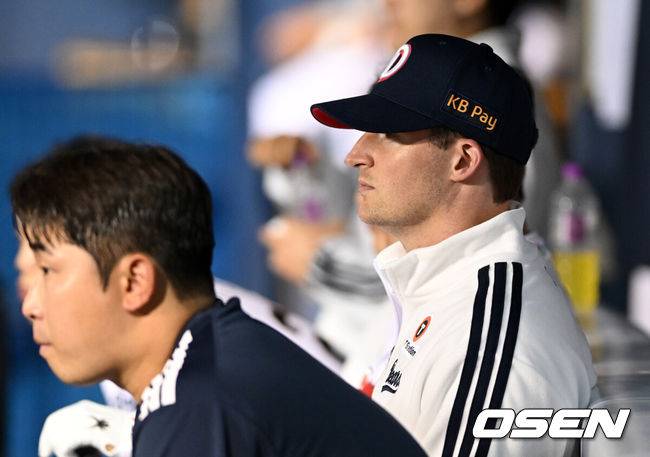 [OSEN=잠실, 이대선 기자] 24일 서울 잠실야구장에서 2026 신한 SOL KBO리그 두산 베어스와 LG 트윈스의 경기가 열렸다.이날 두산은 최승용, LG는 임찬규를 선발로 내세웠다.8회초 두산 벤자민이 더그아웃에서 경기를 바라보고 있다. 2026.04.24 /sunday@osen.co.kr