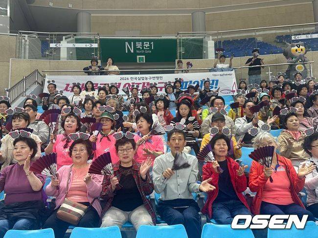 [사진] 서울에서 원정응원을 온 서대문구청 농구단 팬들