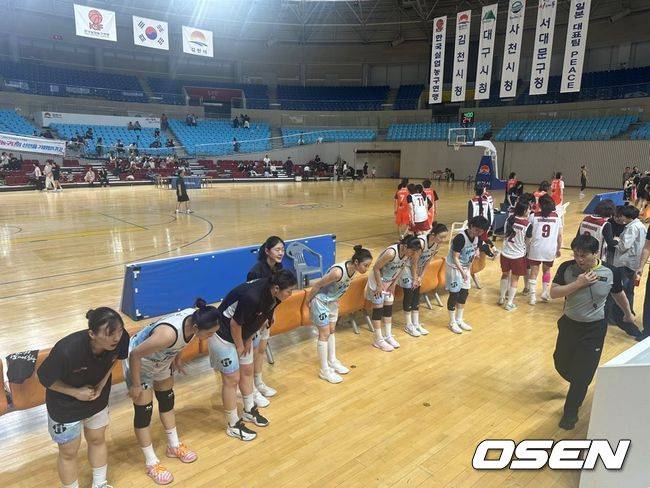 [사진] 경기 후 응원단에게 인사하는 서대문구청 선수단