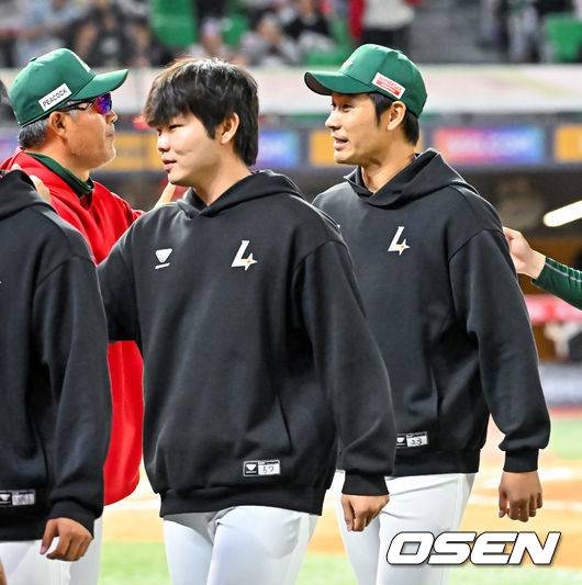 [OSEN=인천, 민경훈 기자] 25일 오후 인천 SSG랜더스필드에서 ‘2026 신한 SOL Bank KBO리그' SSG 랜더스와 KT 위즈의 경기가 진행됐다. 경기를 마치고 SSG 승리투수 타케다가 이숭용 감독과 하이파이브를 하고 있다. 2026.04.25 / rumi@osen.co.kr