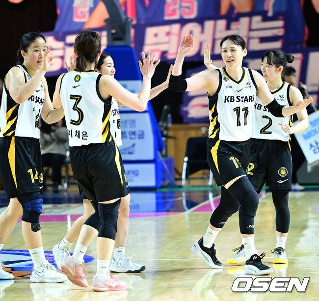 [OSEN=용인, 최규한 기자] 26일 오후 경기도 용인실내체육관에서 ‘BNK금융 2025-2026 여자프로농구’ 챔피언결정 3차전 삼성생명과 KB스타즈의 경기가 열렸다.KB는 통합우승까지 단 1승만을 남겨뒀다. 벼랑 끝에 선 삼성생명은 홈에서 반격을 노린다.2쿼터, KB 선수들이 득점을 올린 뒤 하이파이브를 나누고 있다. 2026.04.26 / dreamer@osen.co.kr