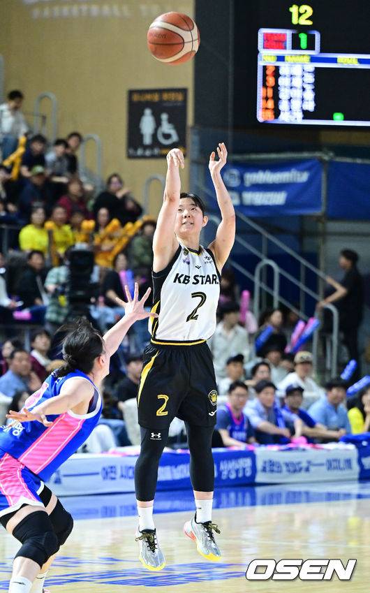 [OSEN=용인, 최규한 기자] 26일 오후 경기도 용인실내체육관에서 ‘BNK금융 2025-2026 여자프로농구’ 챔피언결정 3차전 삼성생명과 KB스타즈의 경기가 열렸다.KB는 통합우승까지 단 1승만을 남겨뒀다. 벼랑 끝에 선 삼성생명은 홈에서 반격을 노린다.1쿼터, KB 허예은이 3점슛을 시도하고 있다. 2026.04.26 / dreamer@osen.co.kr