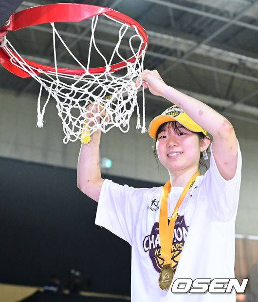 [OSEN=용인, 최규한 기자] 청주 KB스타즈가 4년 만에 통합 챔피언 달성에 성공했다.&nbsp;KB스타즈는 26일 용인체육관에서 개최된 BNK금융 2025-26 여자프로농구 챔피언결정전 3차전에서 용인 삼성생명을 80-65로 꺾고 3연승을 달렸다. 정규리그 챔피언 KB스타즈는 플레이오프 퍼펙트 6연승으로 통합 우승에 성공했다. KB스타즈는 구단통산 세 번째 통합우승 달성에 성공했다.&nbsp;MVP에 선정된 KB 허예은이 림 그물을 자르는 세리머니를 펼치고 있다. 2026.04.26 / dreamer@osen.co.kr