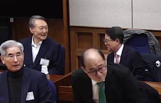 ▲윤석열 전 대통령이 지난 2월 19일 서초구 서울중앙지방법원에서 열린 12·3 비상계엄 관련 내란 우두머리 혐의 1심 선고공판에 출석해 있다. 이날 서울중앙지법 형사합의25부는 윤 전 대통령에게 무기징역을 선고했다. ⓒ연합뉴스